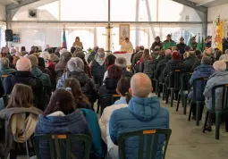 La Santa Messa celebrata nella nuova tensostruttura della Pro Loco